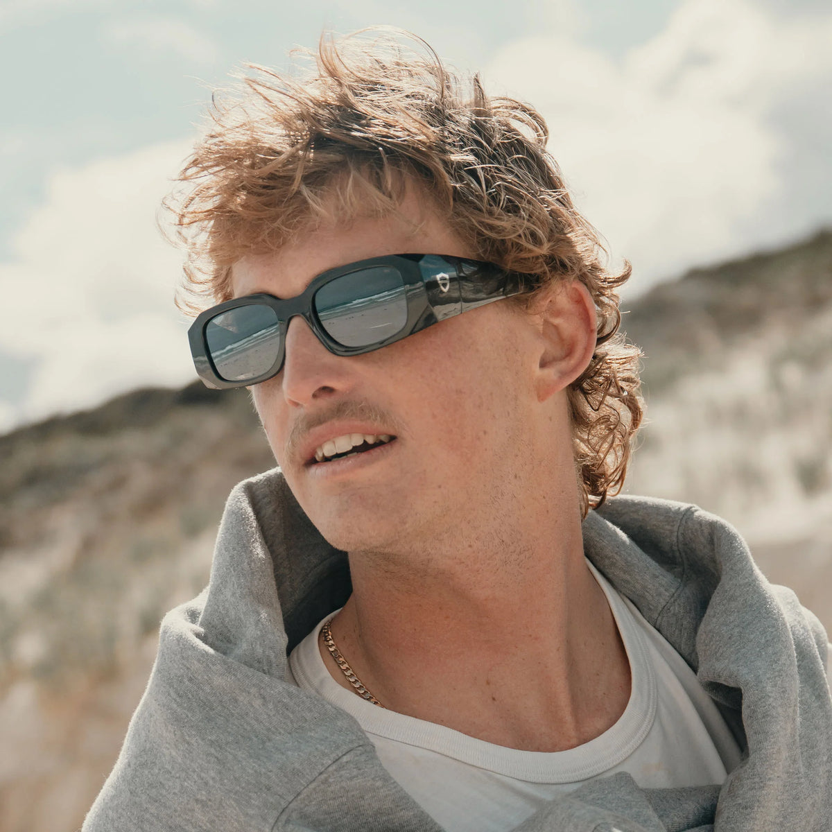 Auras Black Frame Grey Polarised Lens